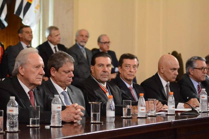 Da esq. para a direita, o ministro da Justiça, Ricardo Lewandowski, o governador de São Paulo, Tarcísio de Freitas, o presidente do TRE-SP, des. Silmar Fernades, o presidente do TJSP, des. Fernando Antonio Torres Garcia, o presidente do TSE, Alexandre de Moraes, e o ministro das Relações Institucionais, Alexandre Padilha- Foto: Divulgação/TRE SP Tarcísio e Nunes comparecem a encontro com Alexandre de Moraes e ministros do STF antes do ato pró-Bolsonaro