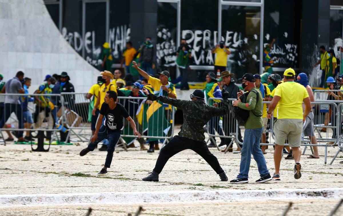 Manifestantes contra a democracia: mobilização de bolsonaristas tenta promover um dia de caos na capital federal