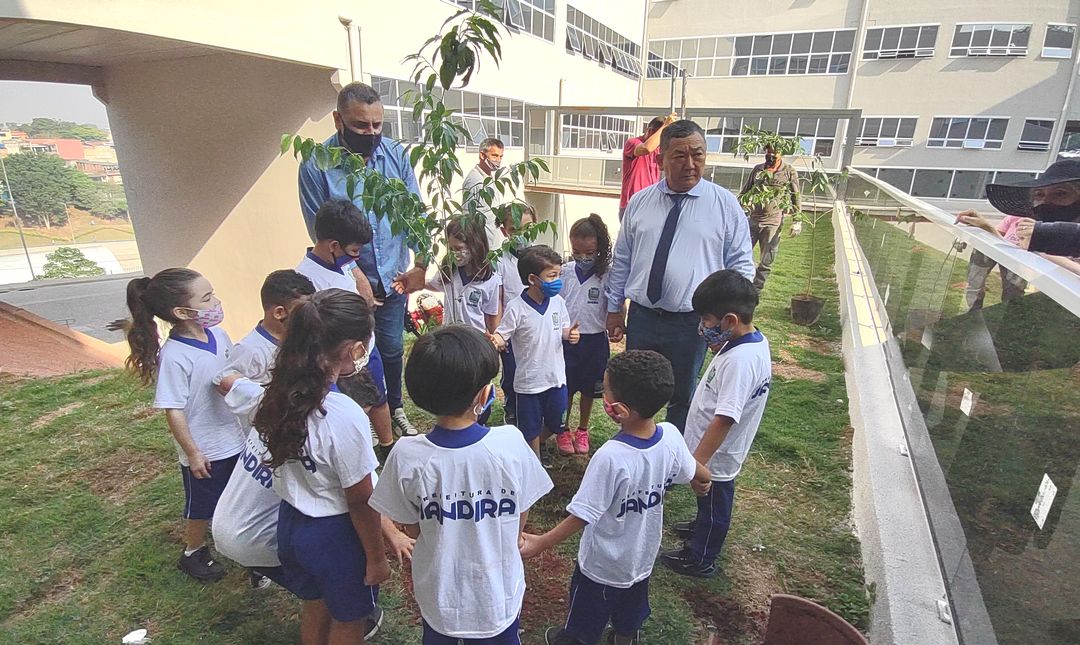 Dia da Árvore: Doutor Sato planta mudas com alunos na futura sede da Prefeitura de Jandira  
