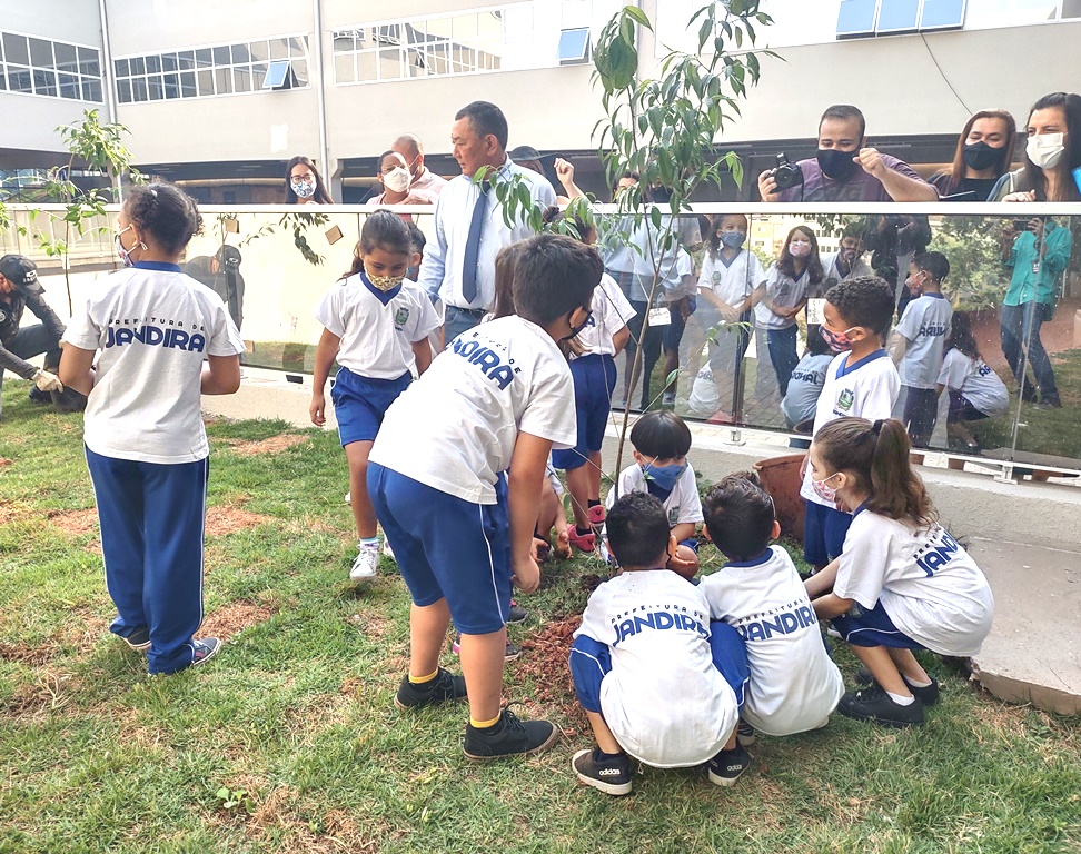 Dia da Árvore: Doutor Sato planta mudas com alunos na futura sede da Prefeitura de Jandira Dia da Árvore: Doutor Sato planta mudas com alunos na futura sede da Prefeitura de Jandira